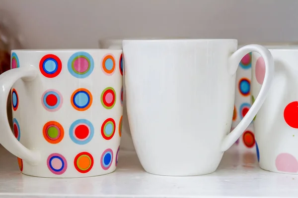 Tazas de cerámica en la mesa — Foto de Stock