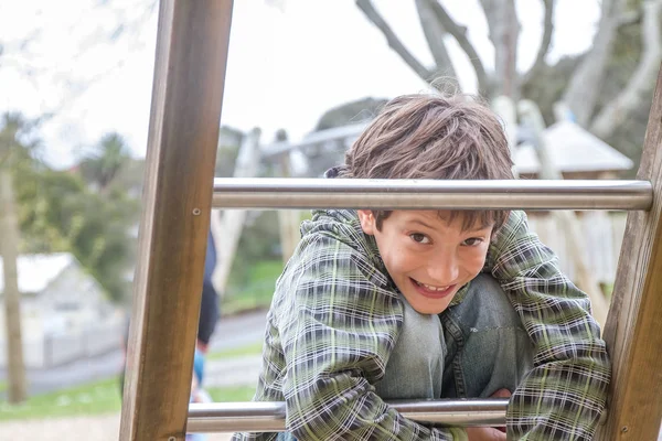Retrato ao ar livre de jovem menino feliz — Fotografia de Stock