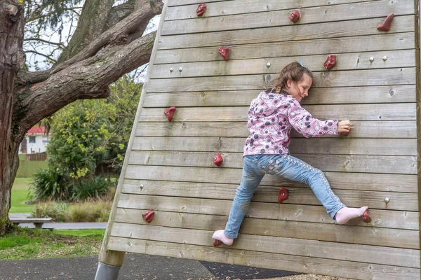 Junges glückliches Mädchen — Stockfoto