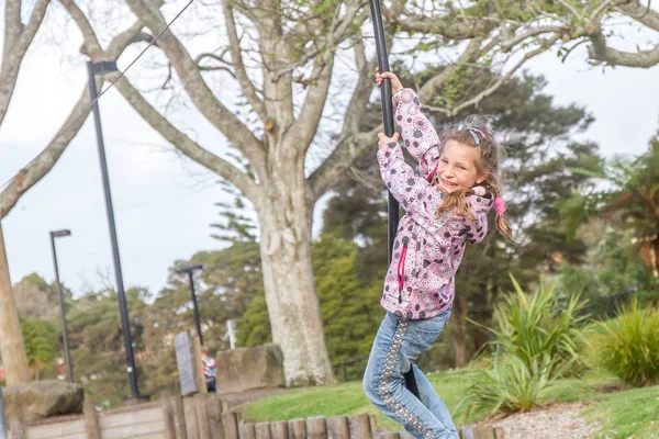 Glückliches Kind blondes Mädchen reitet auf fliegendem Fuchs — Stockfoto