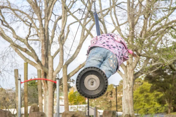 Glückliches Kind blondes Mädchen reitet auf fliegendem Fuchs — Stockfoto