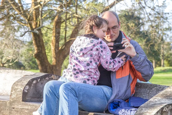 Uomo divertirsi con la sua piccola figlia — Foto Stock