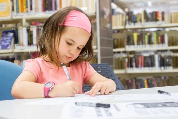 Giovane ragazza caucasica bambino — Foto Stock