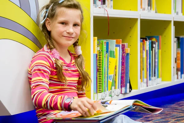 Portrait of young happy child girl — Stock Photo, Image