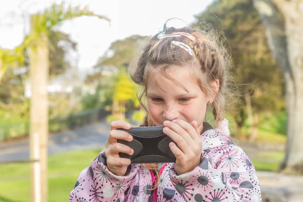 Jovem menina feliz tomando selfie — Fotografia de Stock