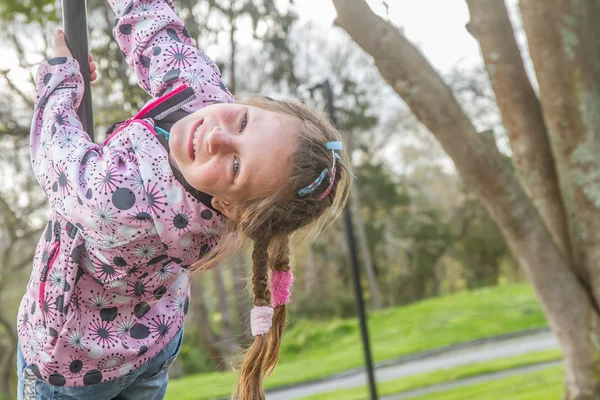 Retrato al aire libre de la joven chica feliz —  Fotos de Stock