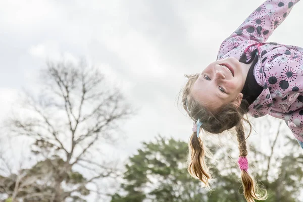 Retrato al aire libre de la joven chica feliz —  Fotos de Stock