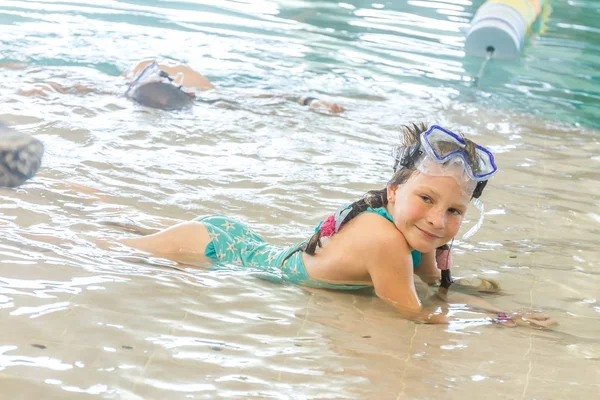 Joven chica sonriente feliz — Foto de Stock