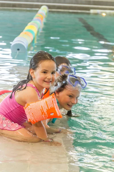 Meninas felizes se divertindo na piscina — Fotografia de Stock