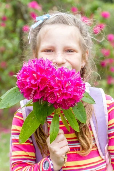 Outdoor Portret van glimlachen gelukkig kind meisje — Stockfoto