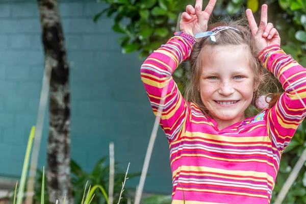 Portrait extérieur de sourire fille heureuse enfant — Photo