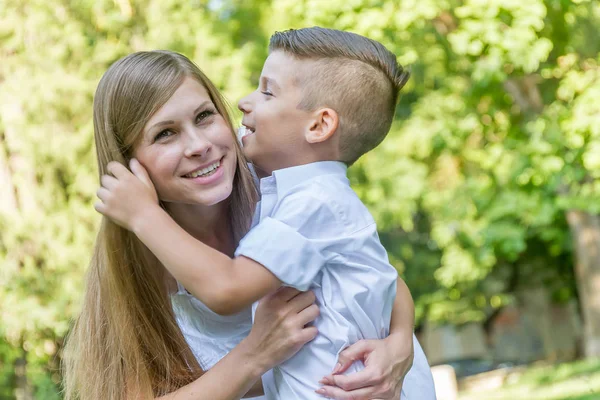 Junge mit seiner Mutter — Stockfoto