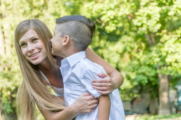 Pojken med sin mor — Stockfoto