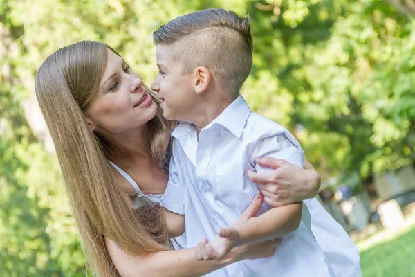 Junge mit seiner Mutter — Stockfoto