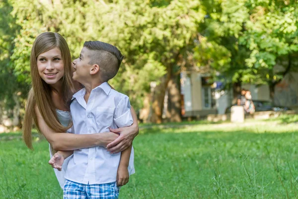 Jongen met zijn moeder — Stockfoto