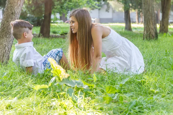 Menino com sua mãe — Fotografia de Stock