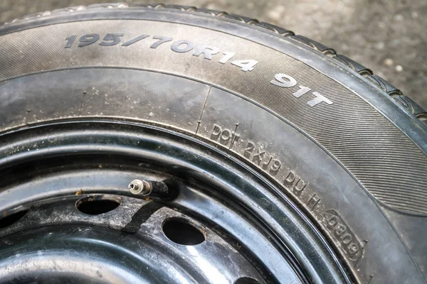 Gros plan des pneus de voiture — Photo