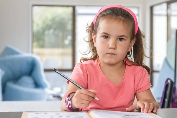 Niña pequeña escribiendo en cuaderno — Foto de Stock