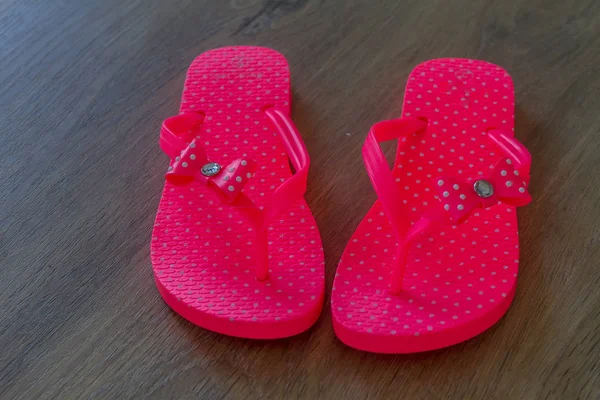 Roze rubberen slippers — Stockfoto