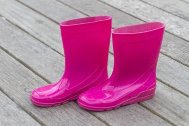 parlak pembe lastik çizmeler 