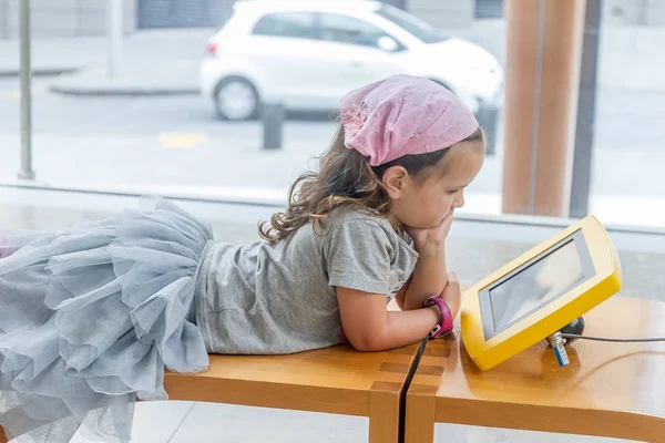 Κορίτσι που χρησιμοποιούν εκπαίδευση διαδραστική οθόνη αφής — Φωτογραφία Αρχείου