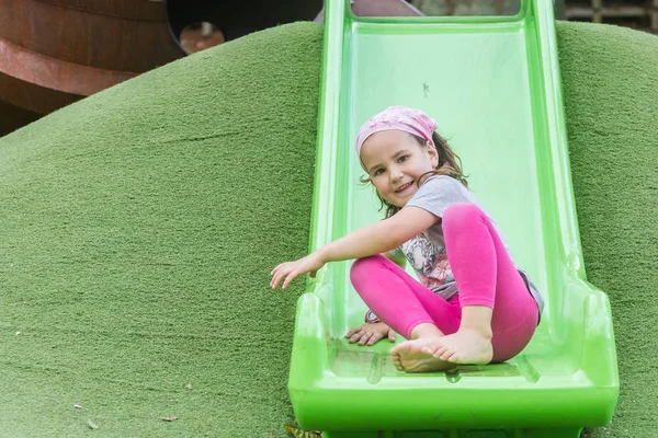 Retrato al aire libre de niña feliz —  Fotos de Stock