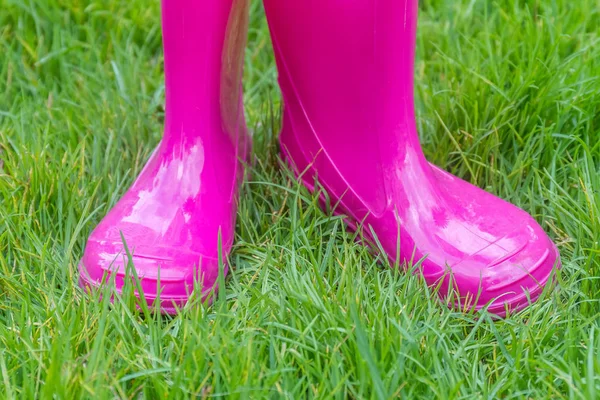 Botas de goma rosa brillante — Foto de Stock