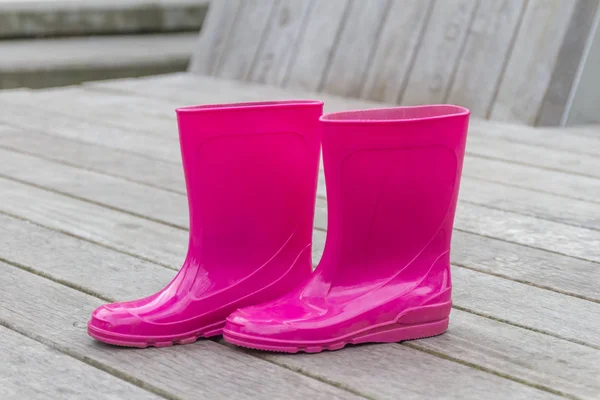 Botas de borracha rosa brilhante — Fotografia de Stock