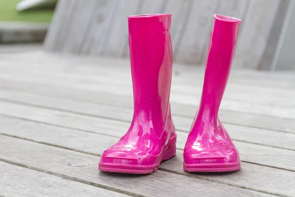 Botas de goma rosa brillante — Foto de Stock