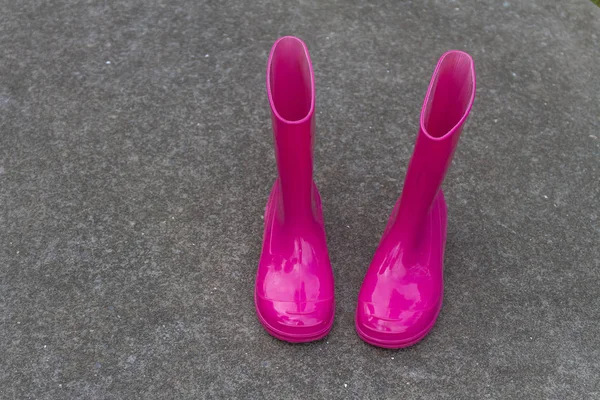 Helder roze rubberen laarzen — Stockfoto