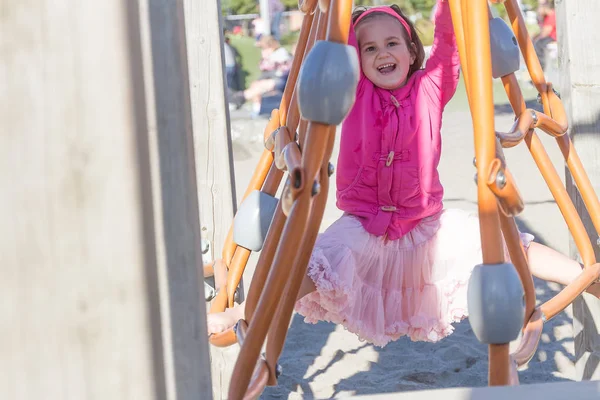 Menina feliz trava — Fotografia de Stock