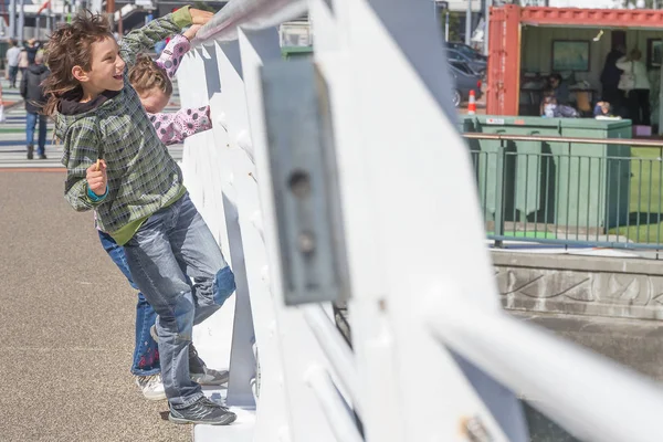 Kinder haben Spaß im Freien — Stockfoto