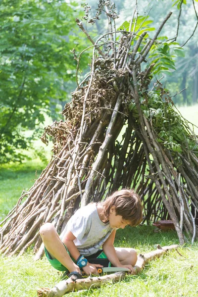 Enfants jouant à côté de bâton en bois maison — Photo