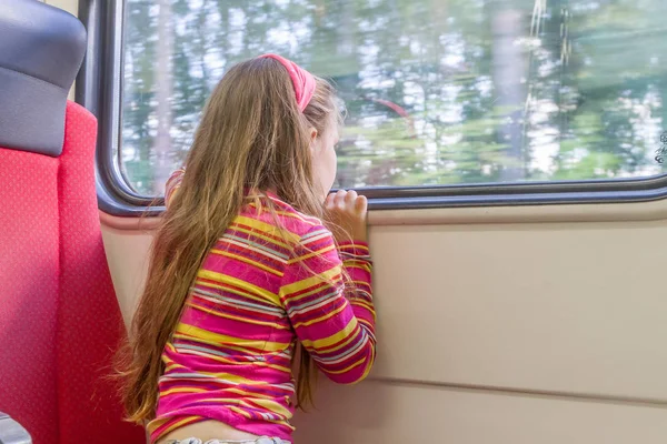 Joven pequeña chica caucásica viajando en tren — Foto de Stock
