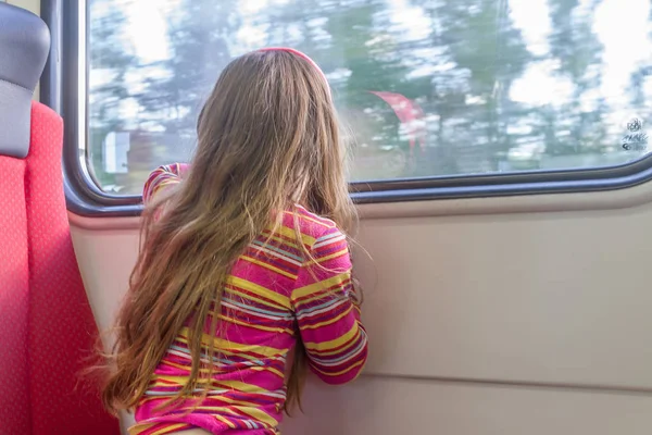 Jovem menina caucasiana viajando de trem — Fotografia de Stock