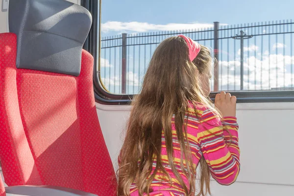 Jovem menina caucasiana viajando de trem — Fotografia de Stock