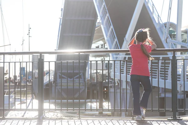 Küçük kız Auckland bridge ile ilgilenen — Stok fotoğraf