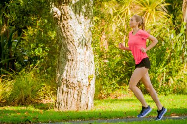 Yaz Park'ta jogging runner