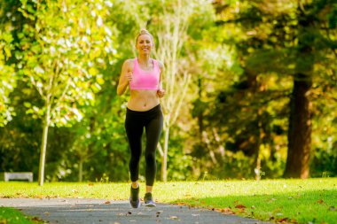 Genç Bayan Park'ta jogging