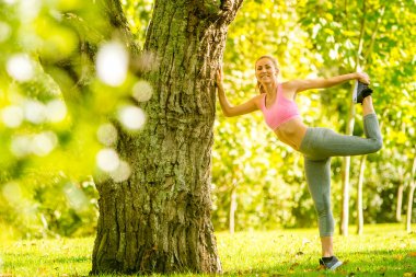 genç kız uzanan yapıyor