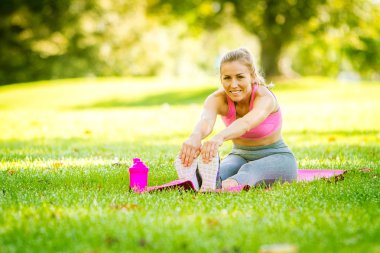 Genç beyaz kadının germe yapması