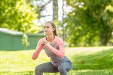 Kadının Sit yapması ups parkta