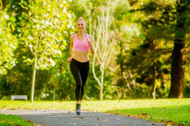Genç Bayan Park'ta jogging