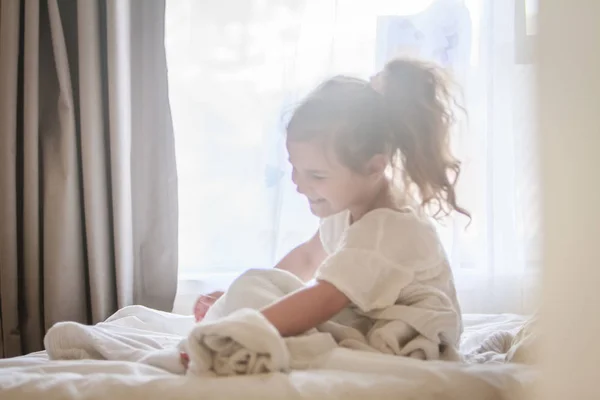 毛布に包まれた幼い女の子の屋内ポートレート — ストック写真