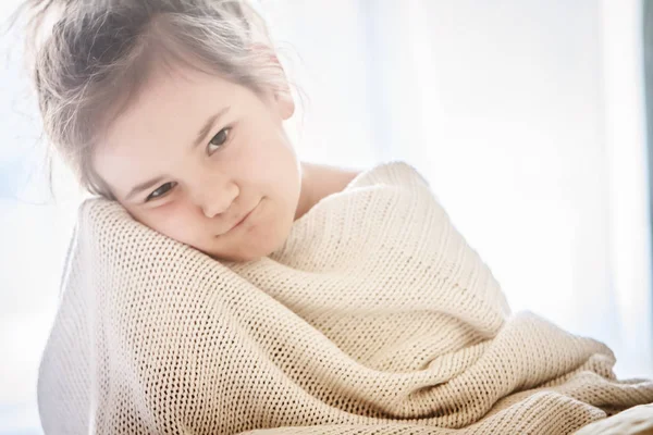 Indoor portret van jonge kind meisje gewikkeld in een deken — Stockfoto