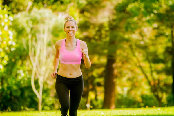 Leende kvinna kör jogging — Stockfoto