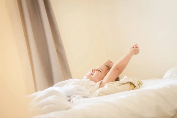 Porträt eines kleinen Mädchens in Decke gehüllt — Stockfoto