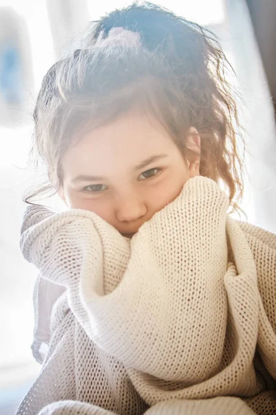 Indoor portret van jonge kind meisje gewikkeld in een deken — Stockfoto