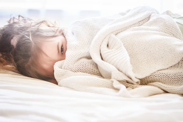 Ritratto interno di una bambina avvolta in una coperta — Foto Stock