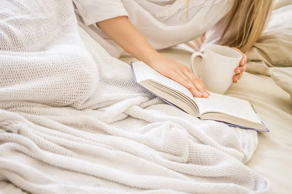 Junge Frau im Bett — Stockfoto